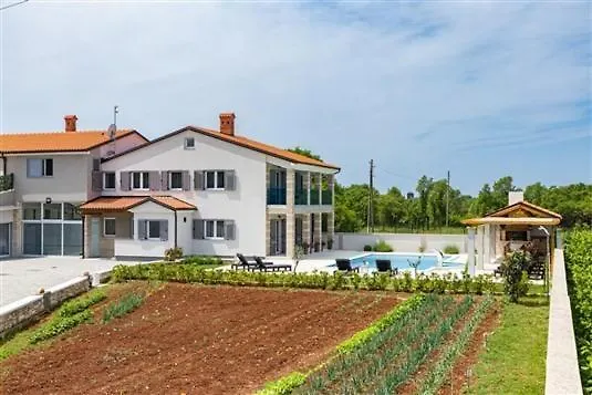 Attractive Villa 풀라