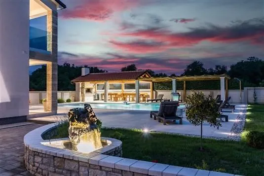 Attractive Villa 풀라