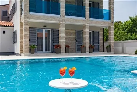 פולה Attractive Villa