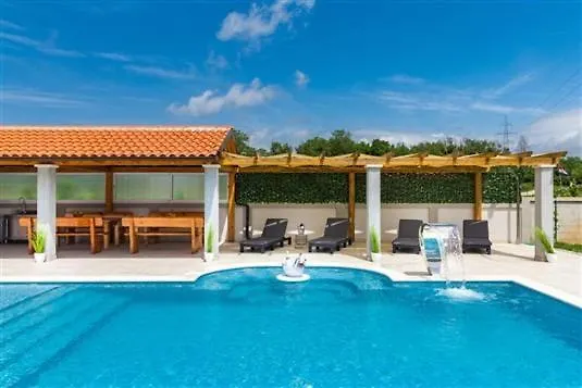 Attractive Villa 풀라 0*,
