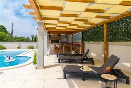 פולה Attractive Villa