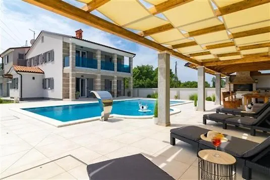 Attractive Villa 풀라