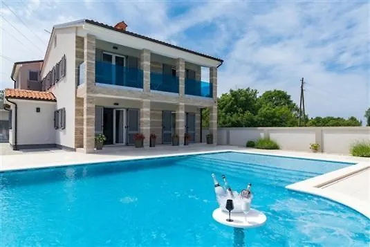פולה Attractive Villa
