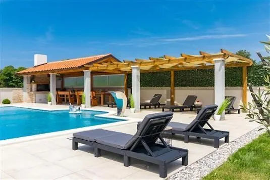 פולה Attractive Villa 0*,
