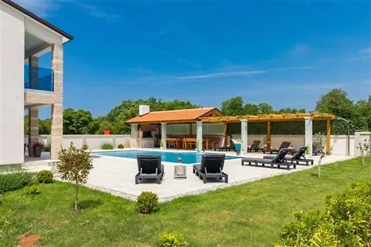 Attractive Villa 풀라