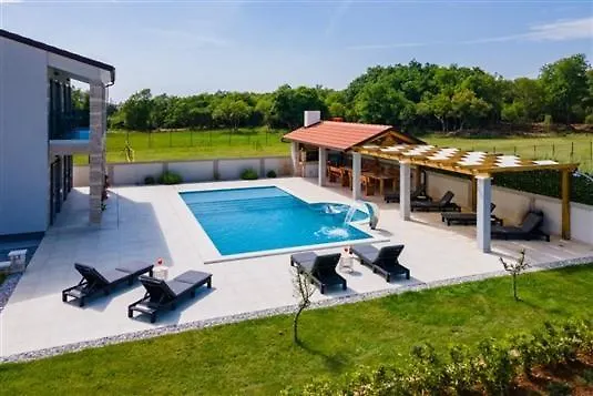 Attractive Villa 풀라