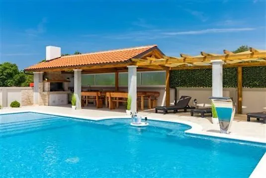 פולה Attractive Villa