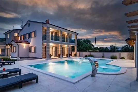 Attractive Villa 풀라 0*,