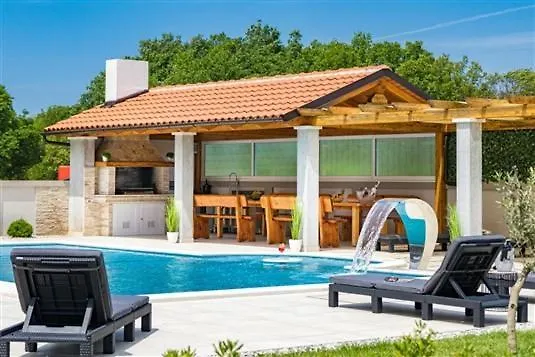 פולה Attractive Villa