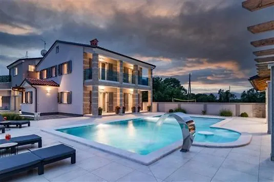 פולה Attractive Villa