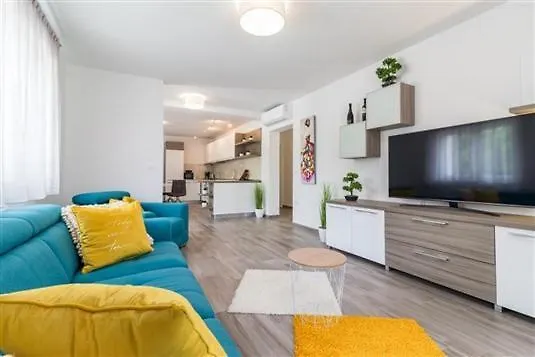 Attractive Villa 풀라 0*,