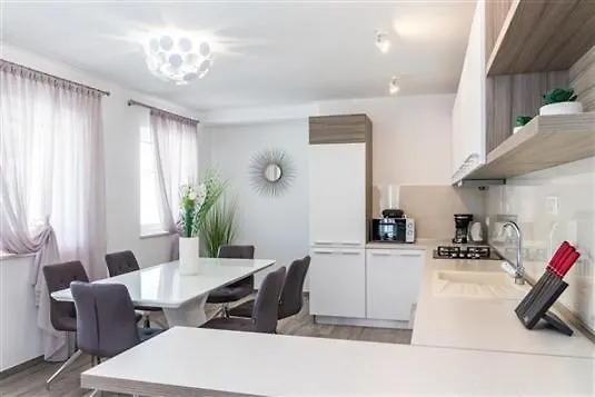 פולה Attractive Villa
