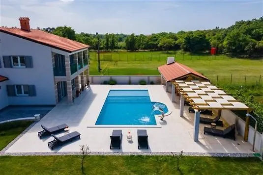 Attractive Villa 풀라